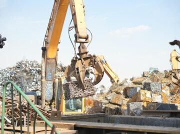 Maltepe hurda alımında iş makinesiyle yüklenen metal hurda yığını