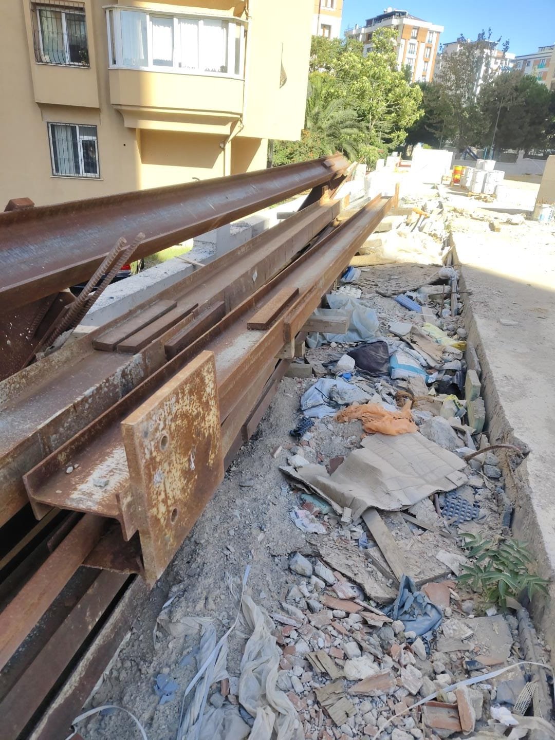 Tuzla hurdacı ekibinin şantiyeden aldığı hurda demir profiller