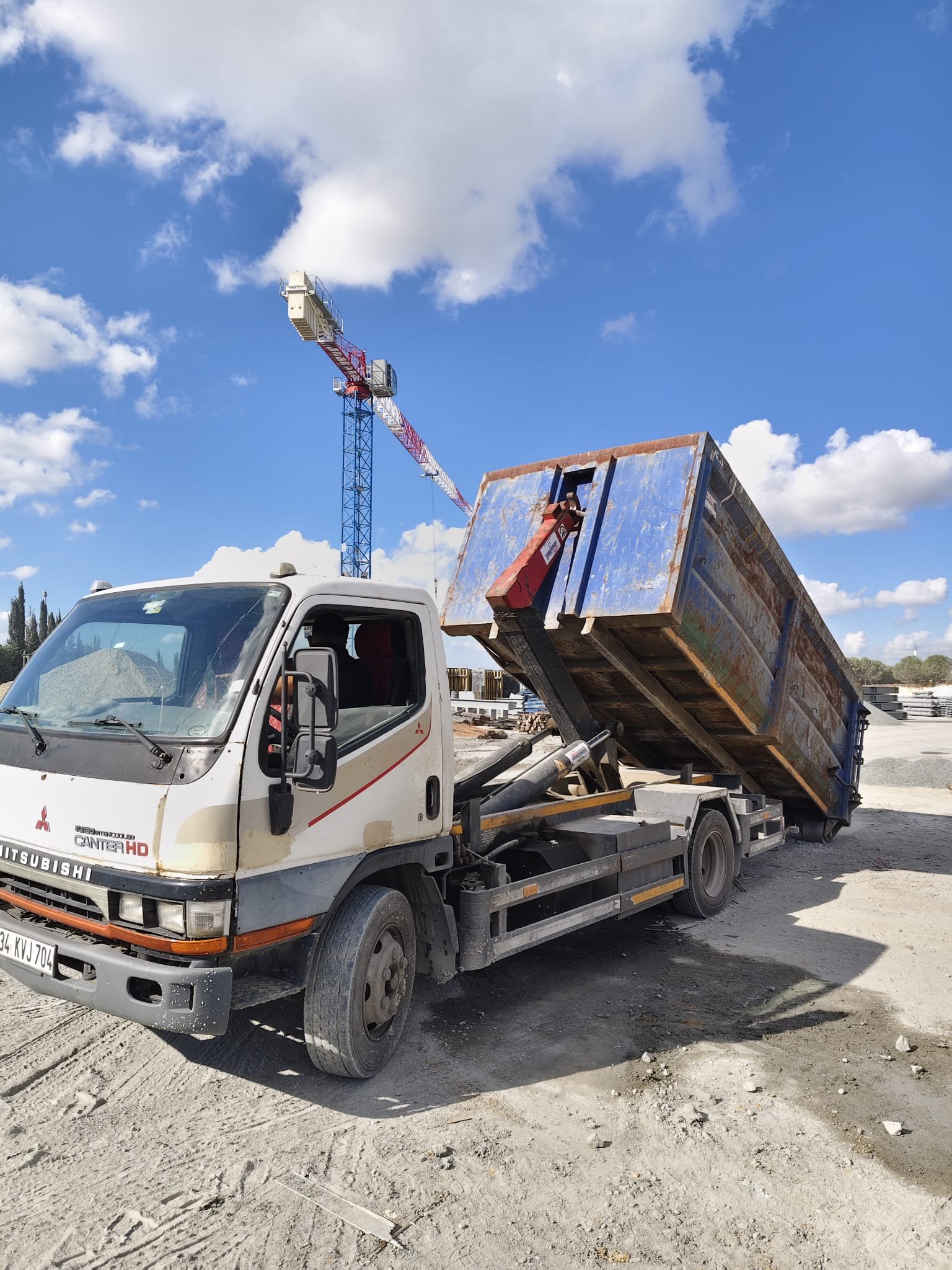 Sıraç Metal konteynerli hurda kamyonu şantiyede hurda yüklerken
