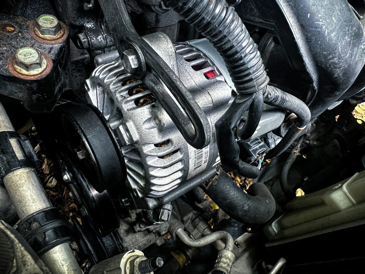 Bostancı'da oto servisinden çıkan motor ve alternatör parçaları