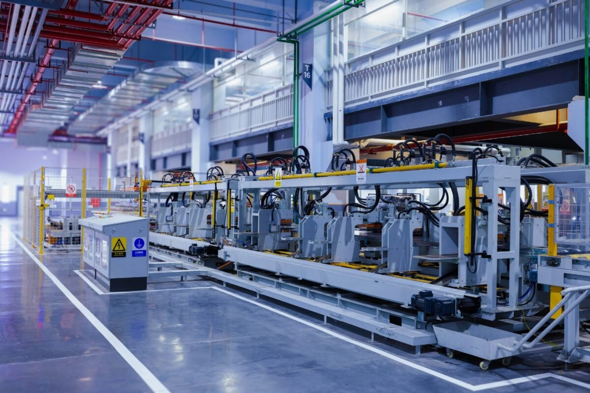 Dudullu'da fabrika üretim hattı ve makineler