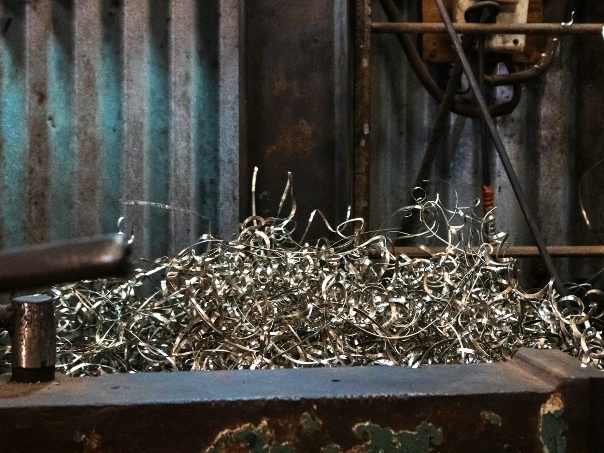 Dudullu'daki torna atölyesinden çıkan metal talaşı