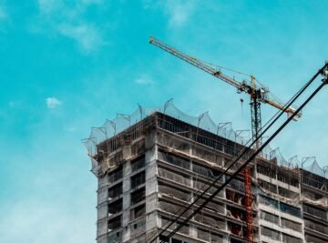 Kurtköy'de inşaatı süren yapı ve kule vinç