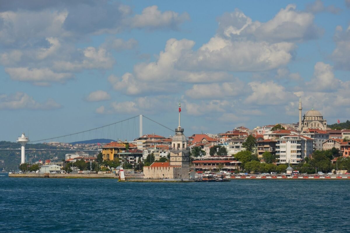 Üsküdar sahili ve Boğaz kıyısındaki yapılar